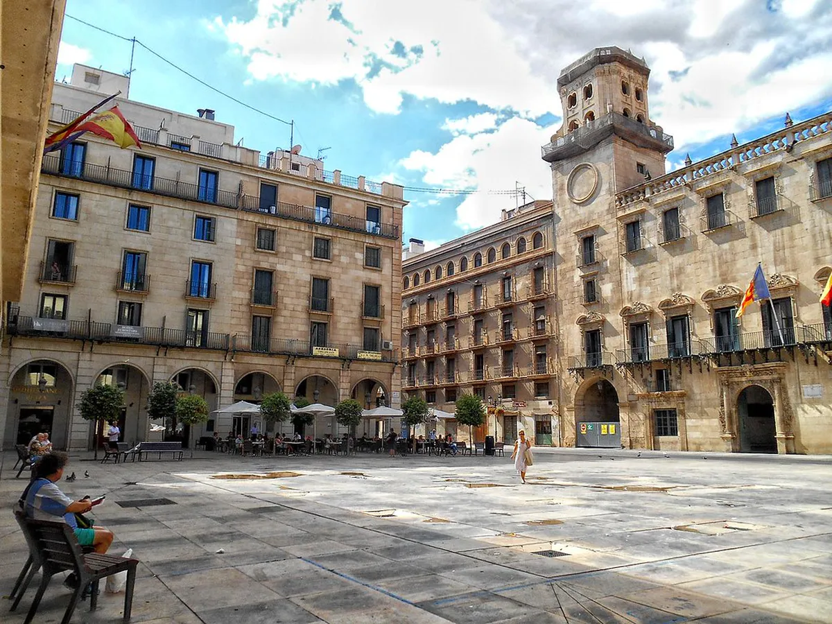 Alicante Nightclubs Guide 2025: Party Hotspots & Tips