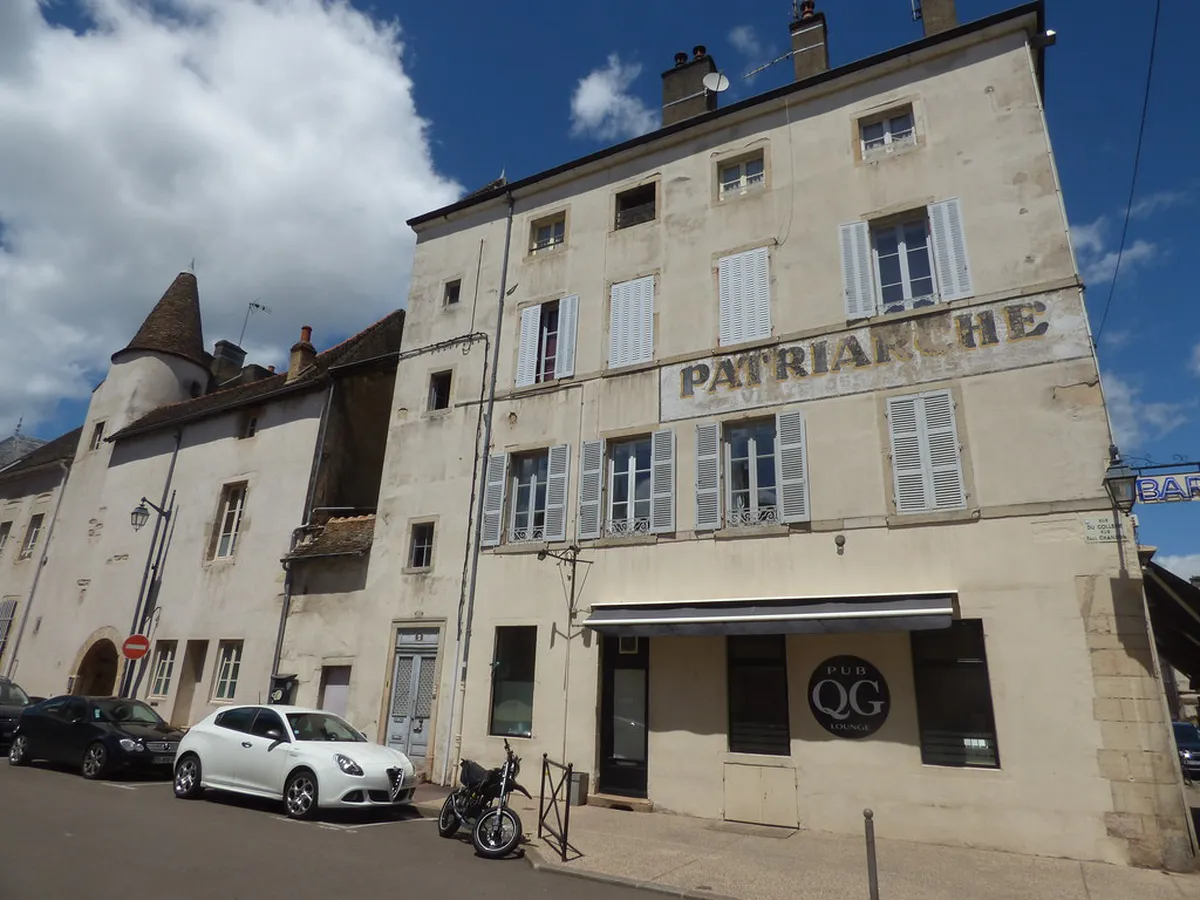 Beaune Pubs & Wine Bars: Your 2025 Guide to Nightlife