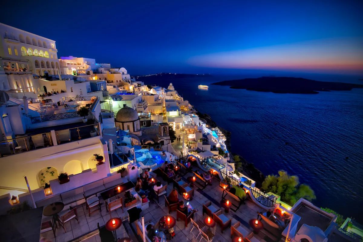 Best Bars in Fira 2025: Top Spots for Drinks & Views