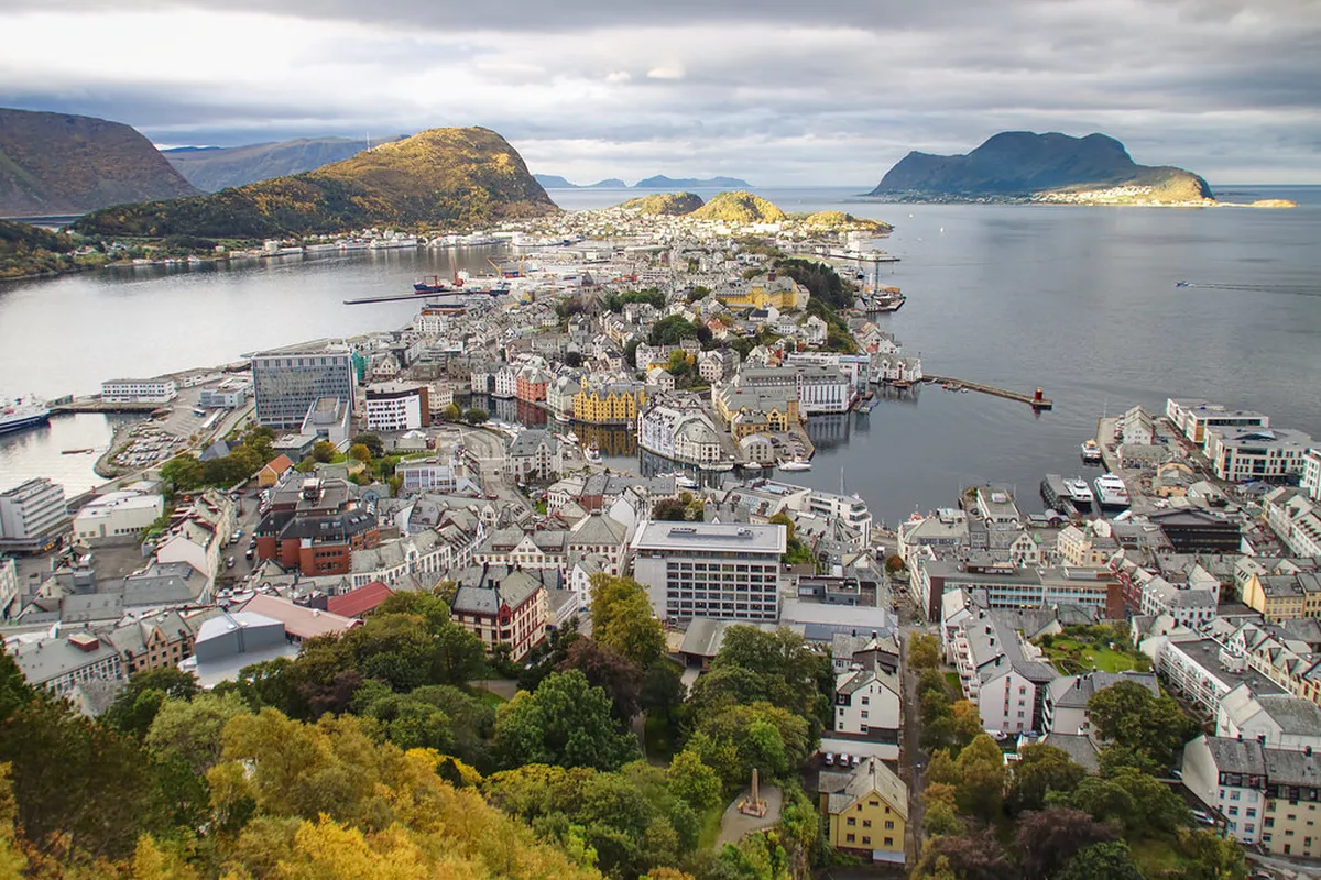 Exploring Ålesund's Best Pubs: A 2025 Local's Review