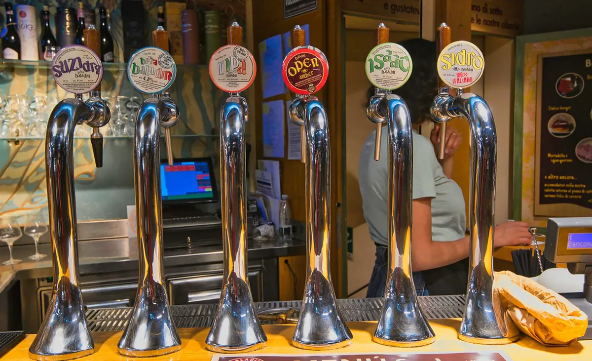Bologna Pub Crawl Guide: Best Bars & Nightlife 2025