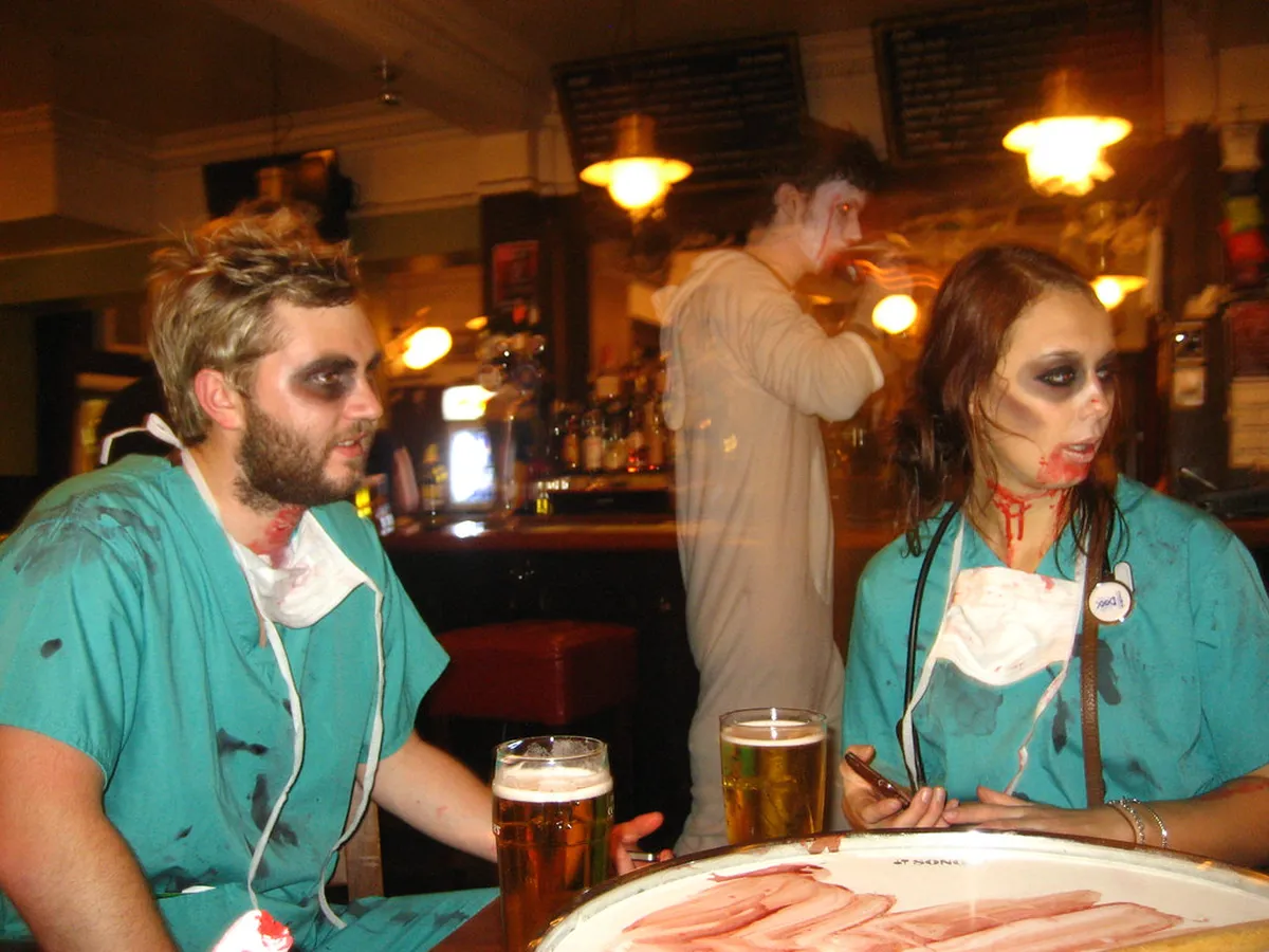 Brighton Pub Crawl Guide 2025: Best Bars & Tips