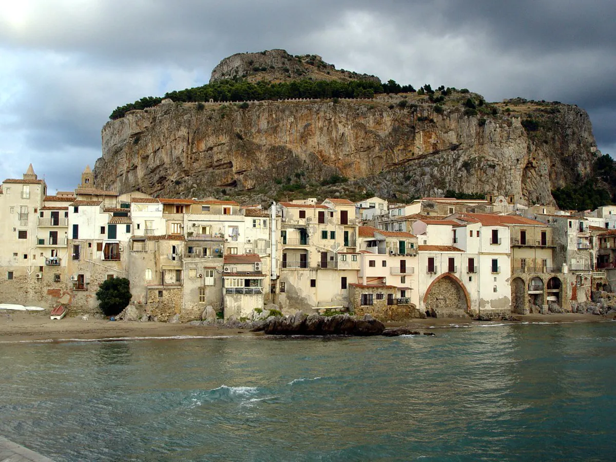 Cefalù Nightlife Guide: Best Bars & Evening Fun 2025