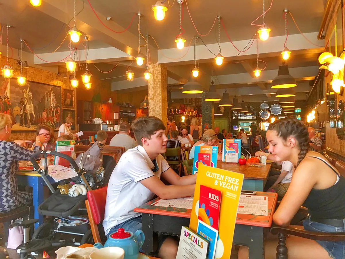 Faro Pub Crawl Guide 2025: Top Bars & Nightlife Tips