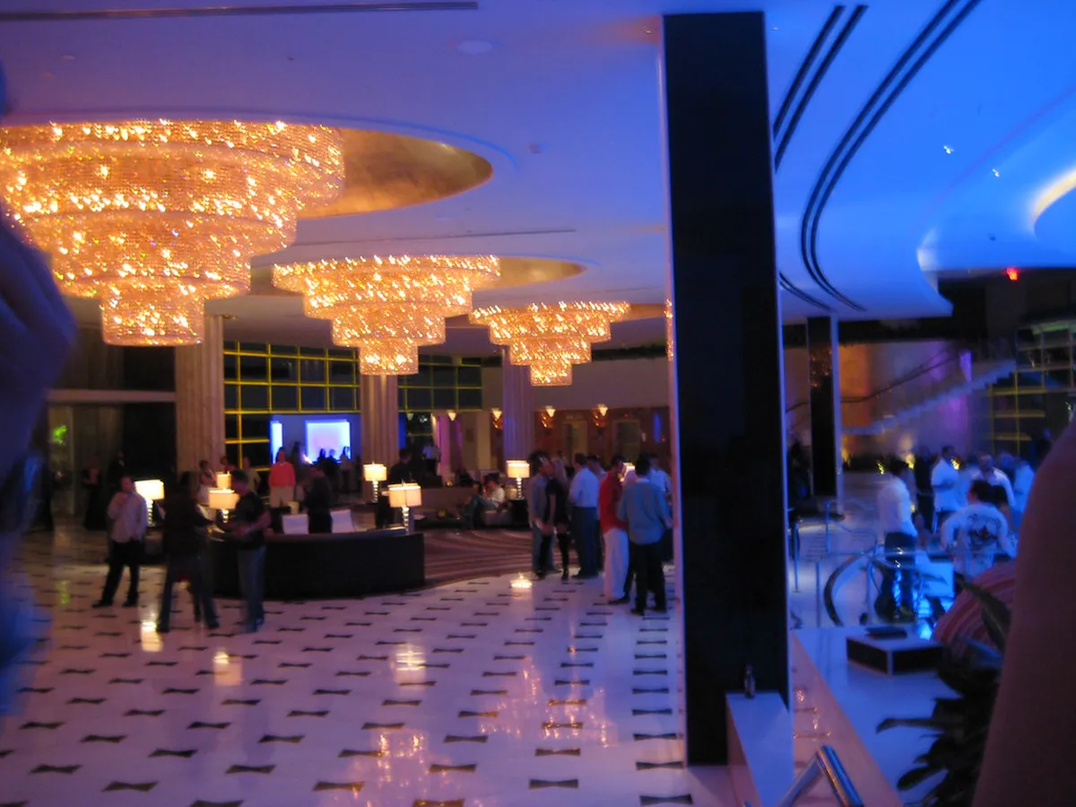 Fontainebleau Nightlife: Best Bars, Clubs & Fun in 2025