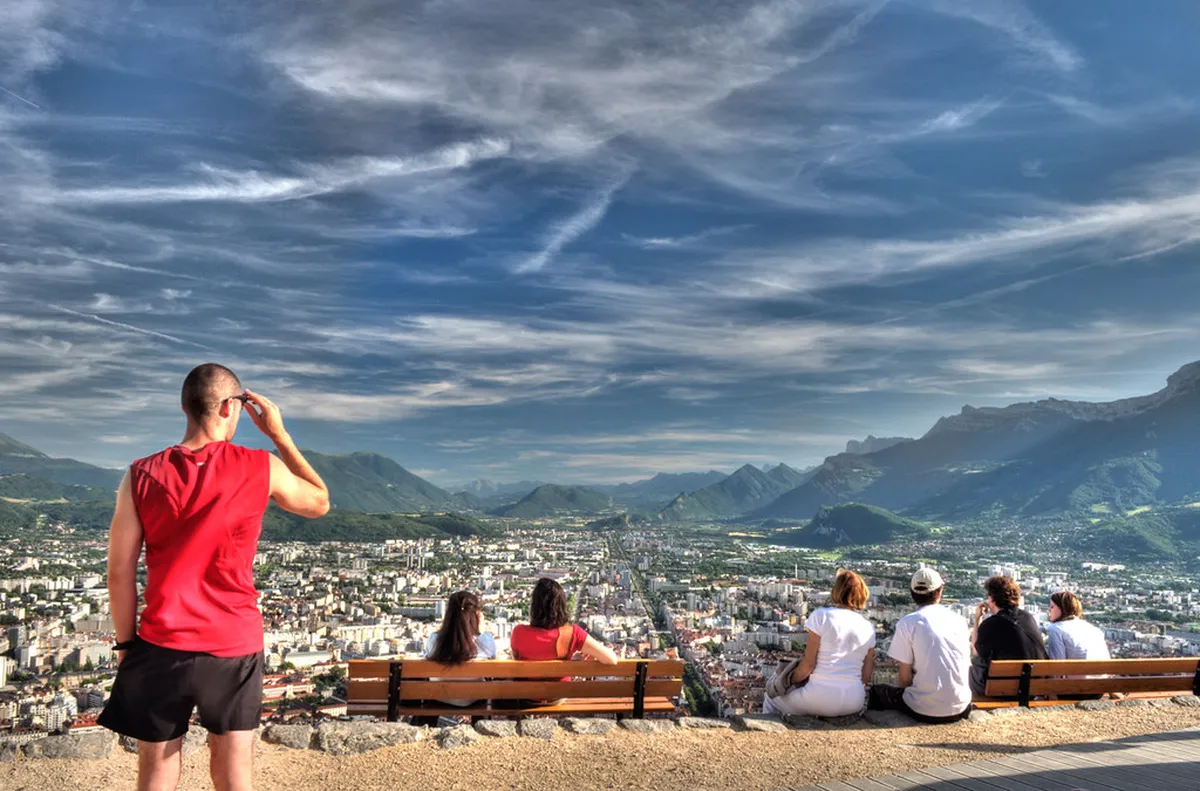 Grenoble Student Nightlife Guide 2025: Bars, Clubs & Tips