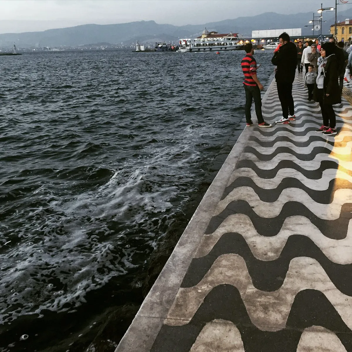 İzmir Pub Crawl Guide 2025: Best Bars & Nightlife