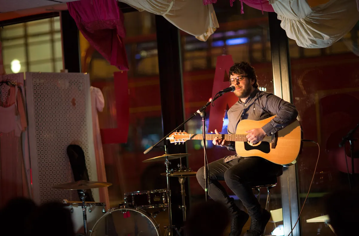 Discover Oia's Best Live Music Venues for 2025