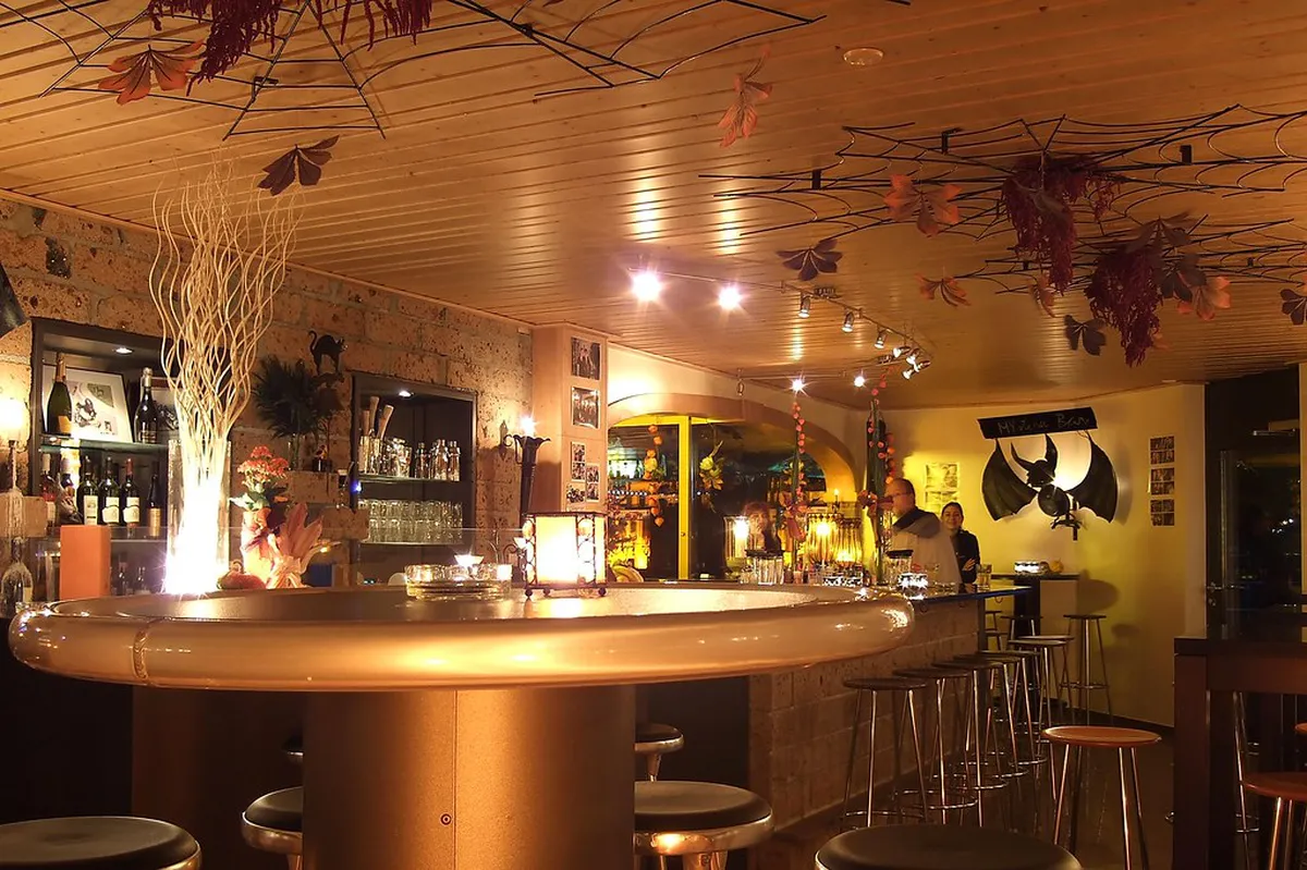 Top Romantic Bars in Neuchâtel for Couples in 2025