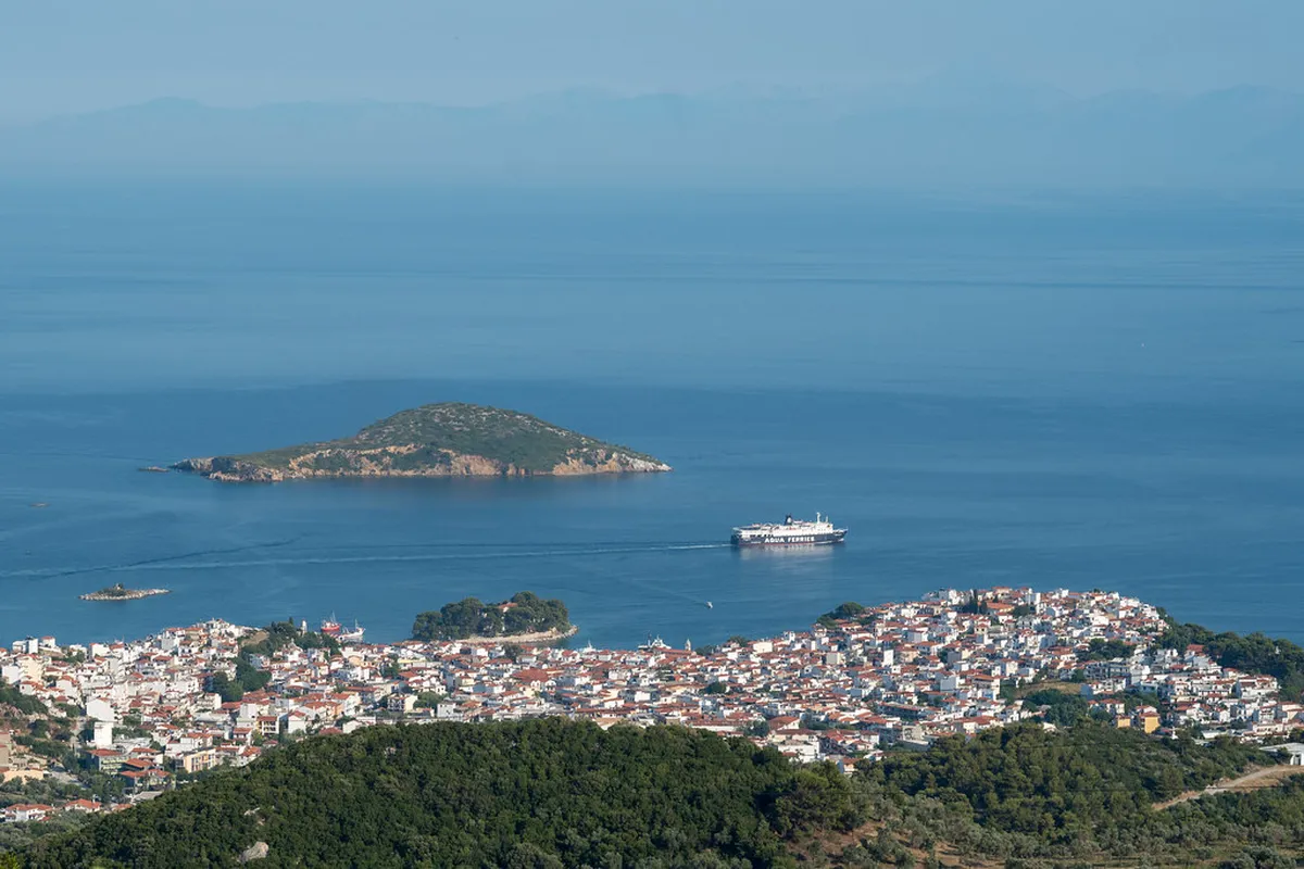 Skiathos Town Nightlife 2025: Bars, Clubs, & Party Guide