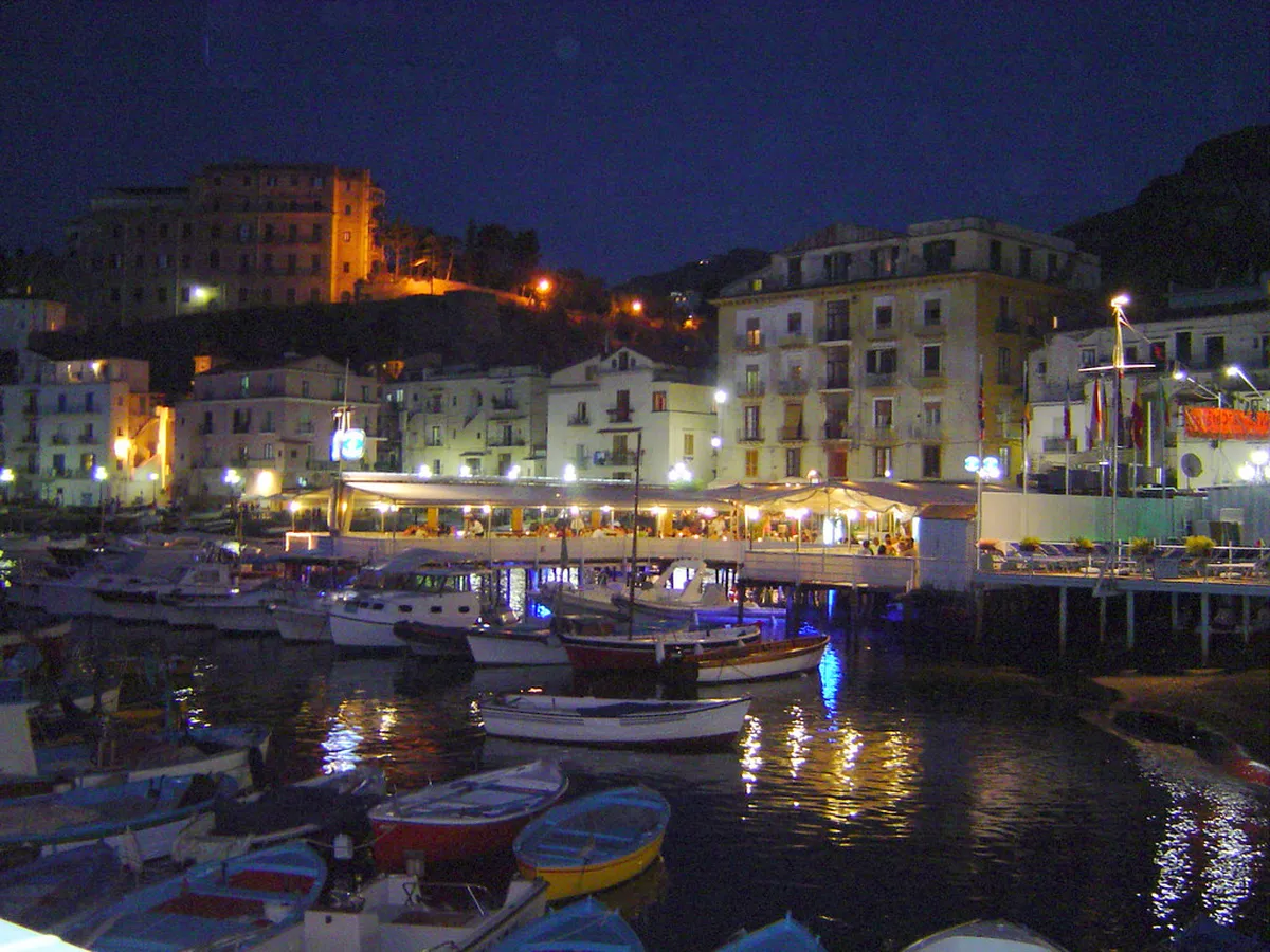 Sorrento Nightlife Guide 2025: Bars, Music, & Fun