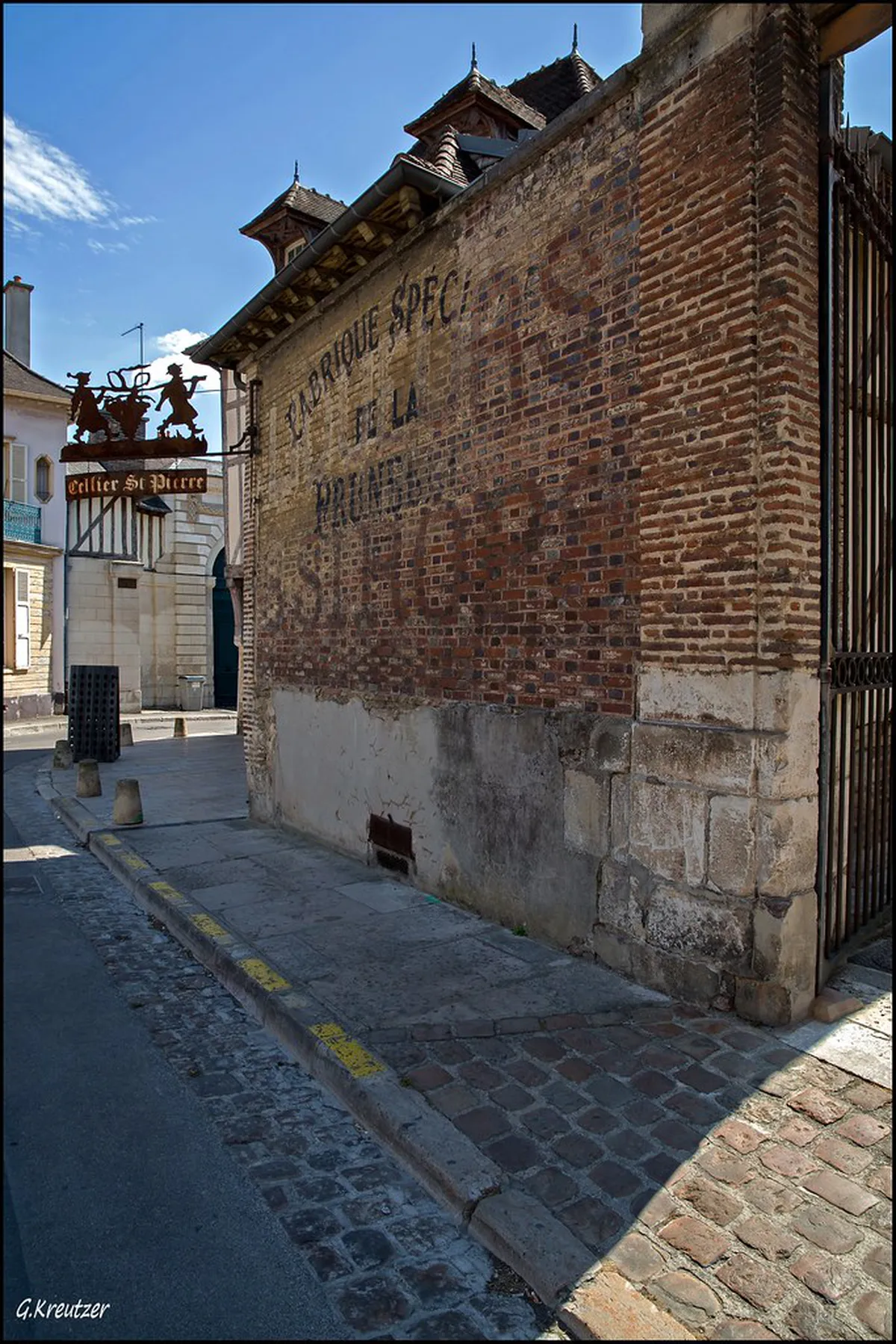 Troyes Pub Crawl Tips: Best Bars & Nightlife Guide 2025
