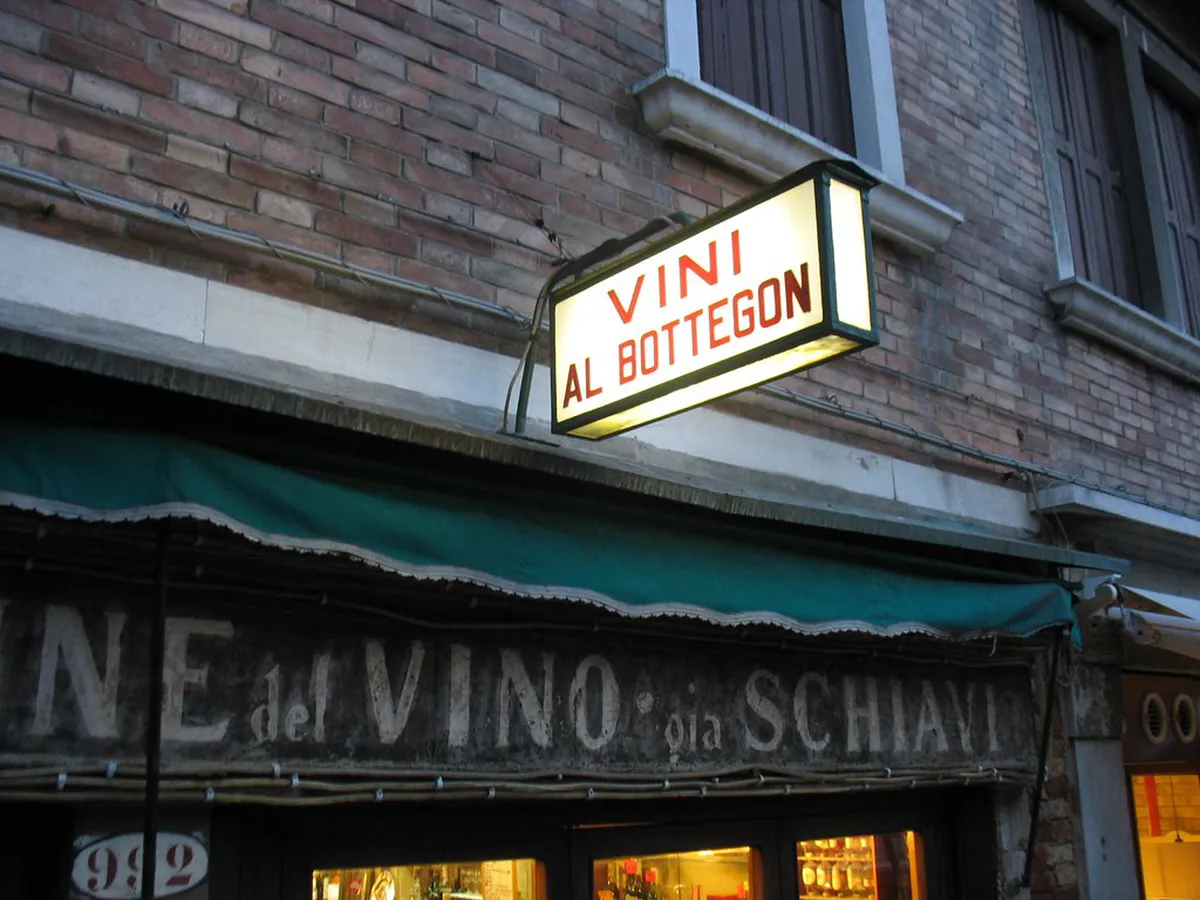 Venice Cicchetti Bar Guide: Best Bites & Bacari in 2025